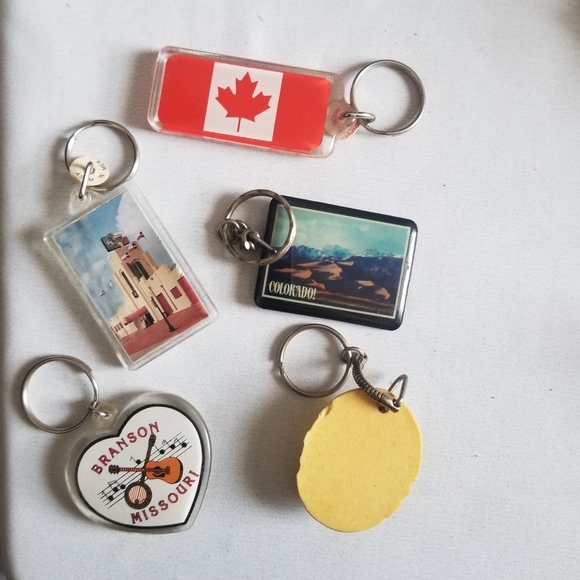 Vintage Keychains.Canada,Shells,Countries etc. - Picture 2 of 5